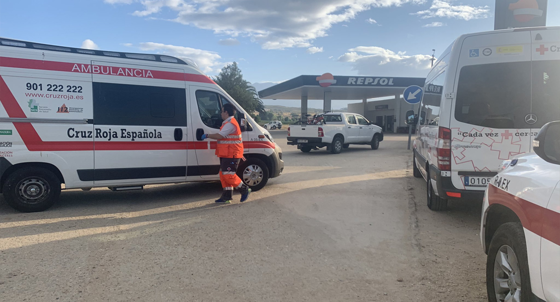 Un ciclista es atendido por los medios sanitarios que dan cobertura al incendio de La Vera