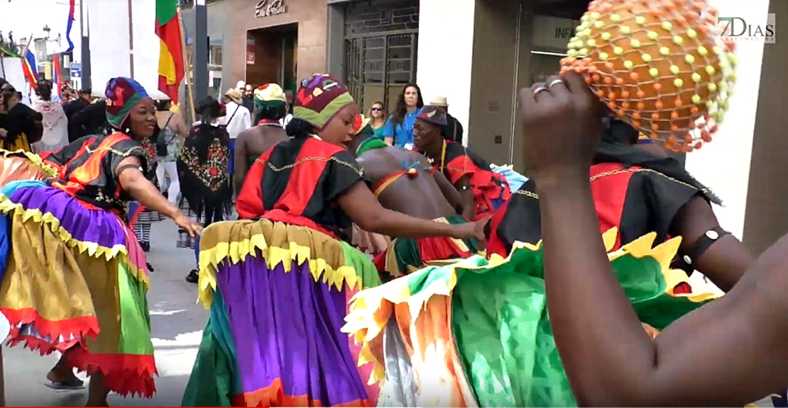 El colorido del folklore mundial se deja ver por las calles de Badajoz