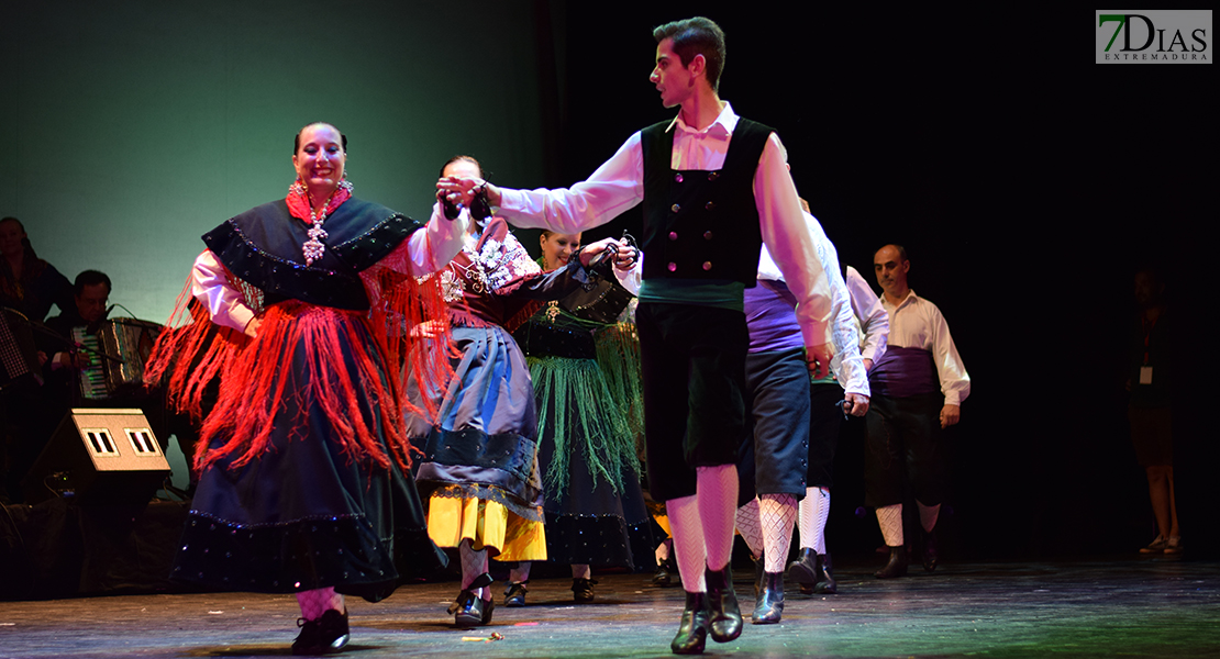 GALERÍA - Arranca el Festival Folklórico Internacional en el López de Ayala