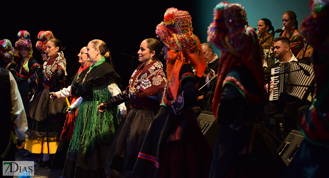 GALERÍA - Arranca el Festival Folklórico Internacional en el López de Ayala