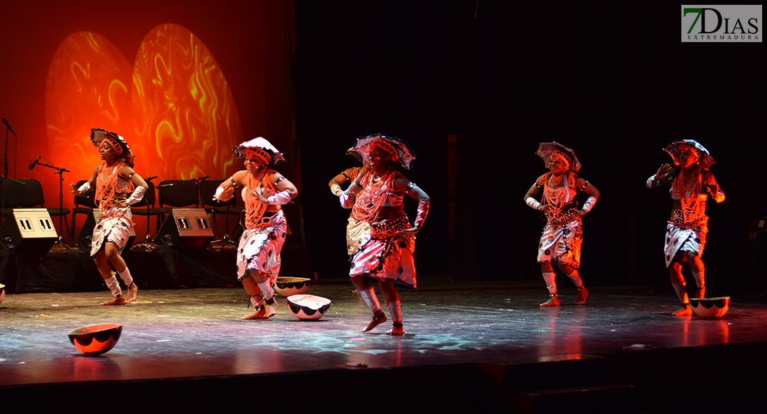 GALERÍA - Arranca el Festival Folklórico Internacional en el López de Ayala