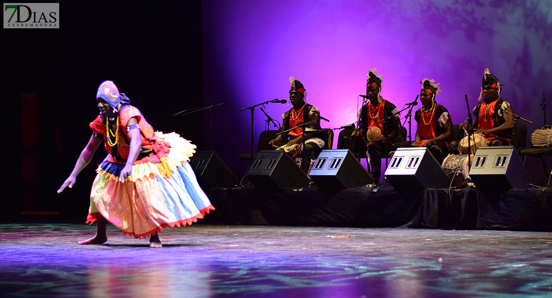 GALERÍA - Arranca el Festival Folklórico Internacional en el López de Ayala