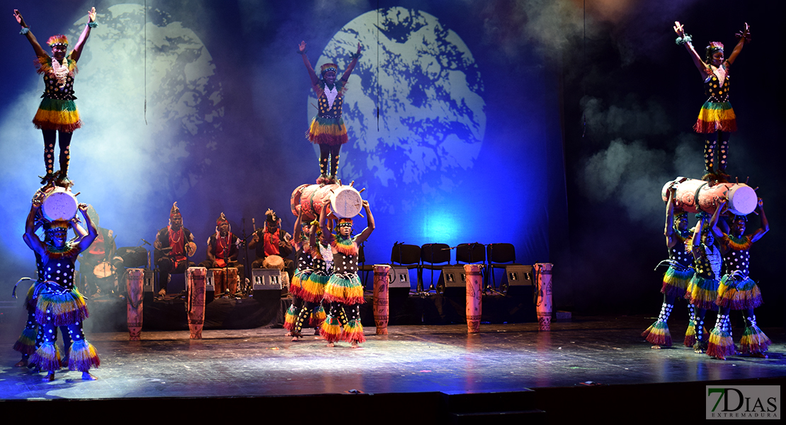 GALERÍA - Arranca el Festival Folklórico Internacional en el López de Ayala