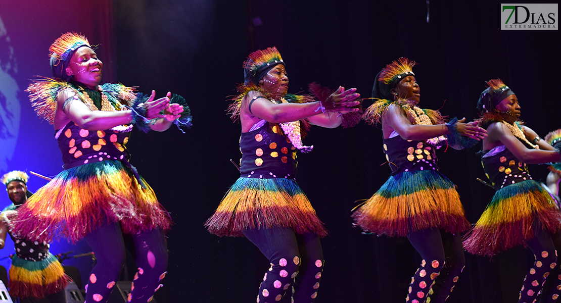 GALERÍA - Arranca el Festival Folklórico Internacional en el López de Ayala