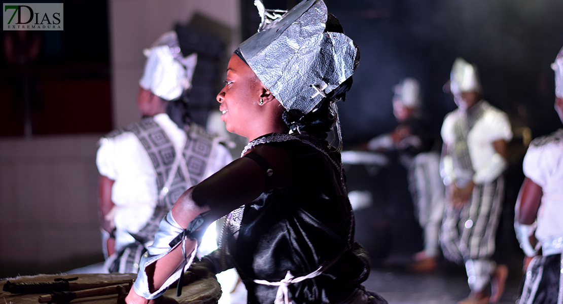 GALERÍA - Arranca el Festival Folklórico Internacional en el López de Ayala