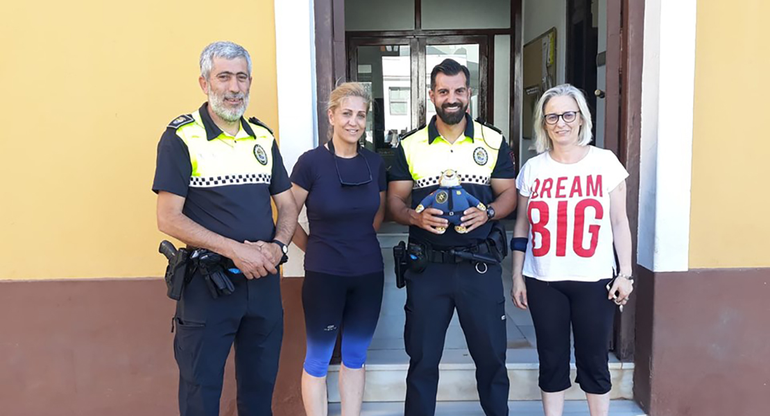 Un leopardo de peluche se suma a la plantilla de la Policía Local para ayudar a combatir el cáncer infantil