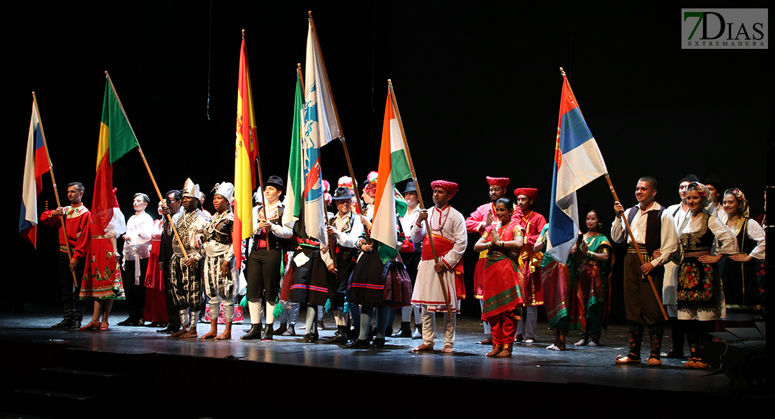 GALERÍA - Arranca el Festival Folklórico Internacional en el López de Ayala