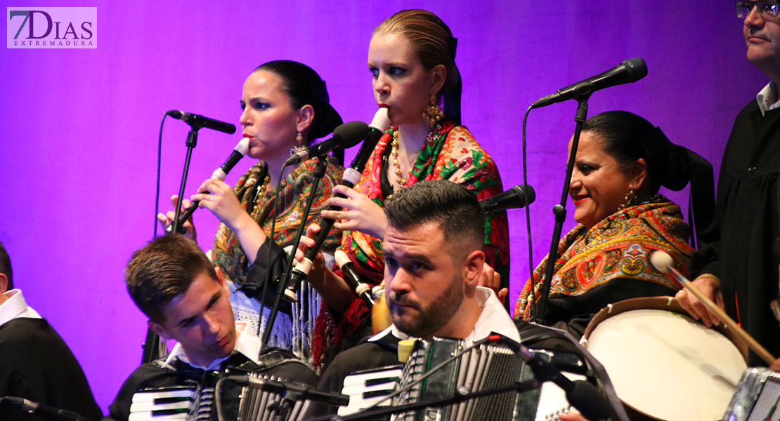 GALERÍA - Arranca el Festival Folklórico Internacional en el López de Ayala