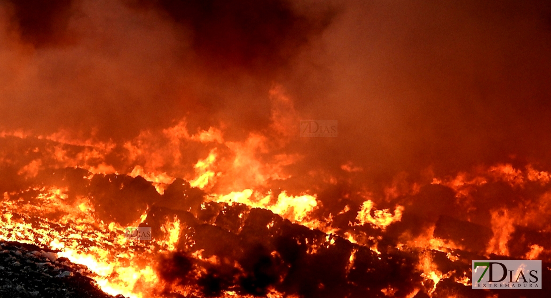Grave incendio en el vertedero de residuos urbanos de Badajoz