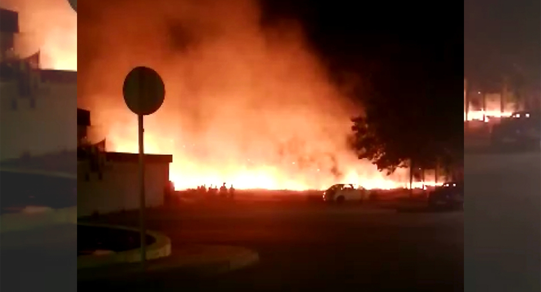 Incendio de pastos cercano a una gasolinera en Azuaga