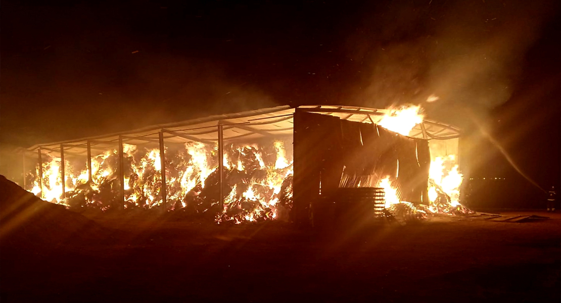 Bomberos del CPEI actúan de madrugada en la extinción de un incendio en La Siberia