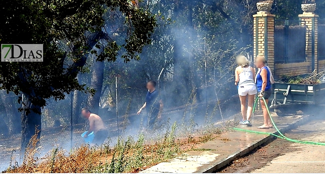 Imágenes del incendio en la urbanización Los Montitos (Badajoz)