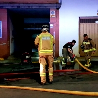 Un incendio de madrugada en un garaje produce varios daños