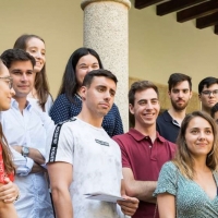 Vara recibe a un grupo de jóvenes becados para viajar por la UE
