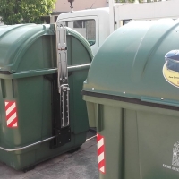 Pegatinas informativas en los contenedores de residuos orgánicos