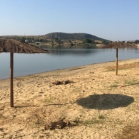 Instaladas 20 sombrillas en la zona de baño del embalse de Proserpina