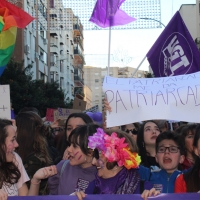 La sociedad se vuelve más feminista, aunque los hombres son más controladores