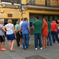Continúan las colas para recoger los recibos del IBI en Badajoz