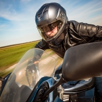 ¿Qué hago para ir seguro en moto sin pasar calor?