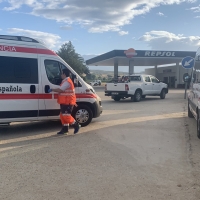 Un ciclista es atendido por los medios sanitarios que dan cobertura al incendio de La Vera