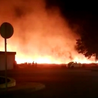 Incendio de pastos cercano a una gasolinera en Azuaga