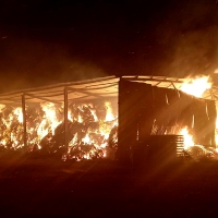 Bomberos del CPEI actúan de madrugada en la extinción de un incendio en La Siberia