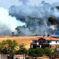 Incendio cercano a viviendas en Los Montitos (Badajoz)