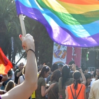 Agreden a una pareja de lesbianas delante de sus hijos