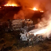 Se incendian dos vehículos tras accidentarse en Zarza de Alange