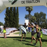El único triatlón por relevos de Extremadura triunfa en Villafranca de los Barros