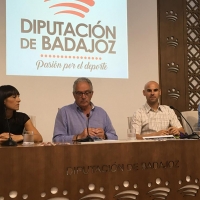 Un lote de ibéricos para los ganadores del IX Triatlón de Salvaleón