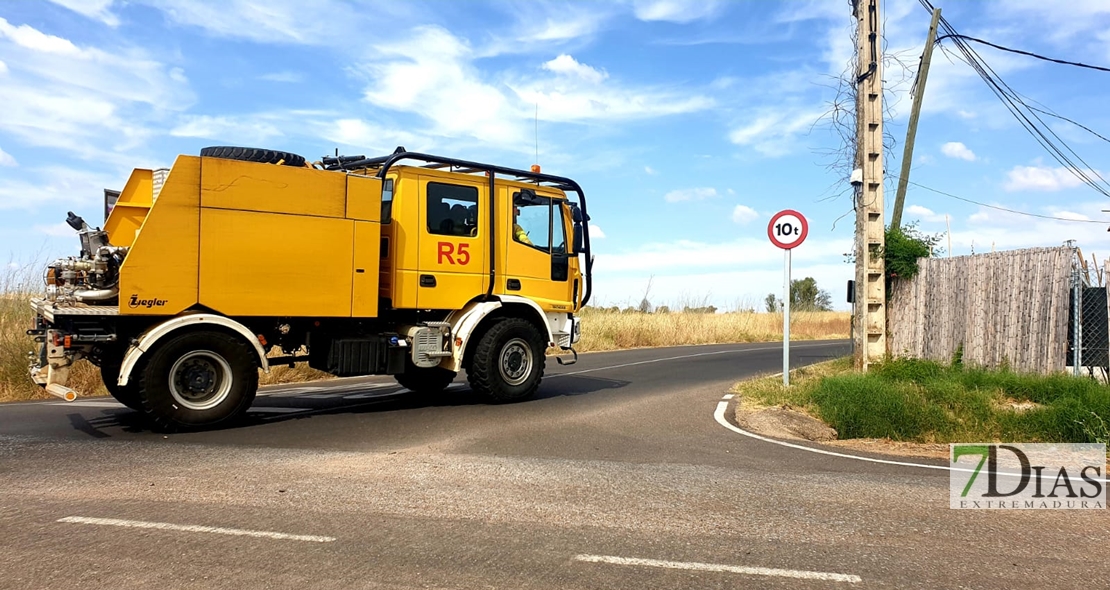 Imágenes del incendio en la urbanización Los Montitos (Badajoz)