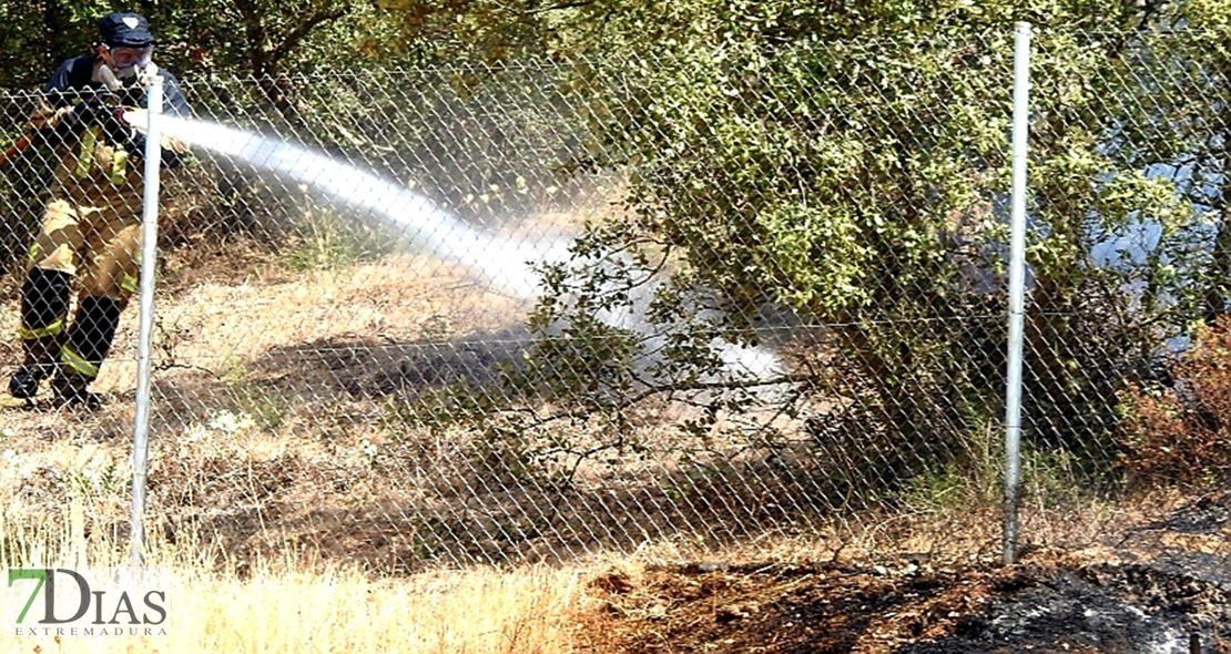 Imágenes del incendio en la urbanización Los Montitos (Badajoz)