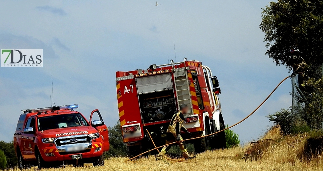 Imágenes del incendio en la urbanización Los Montitos (Badajoz)