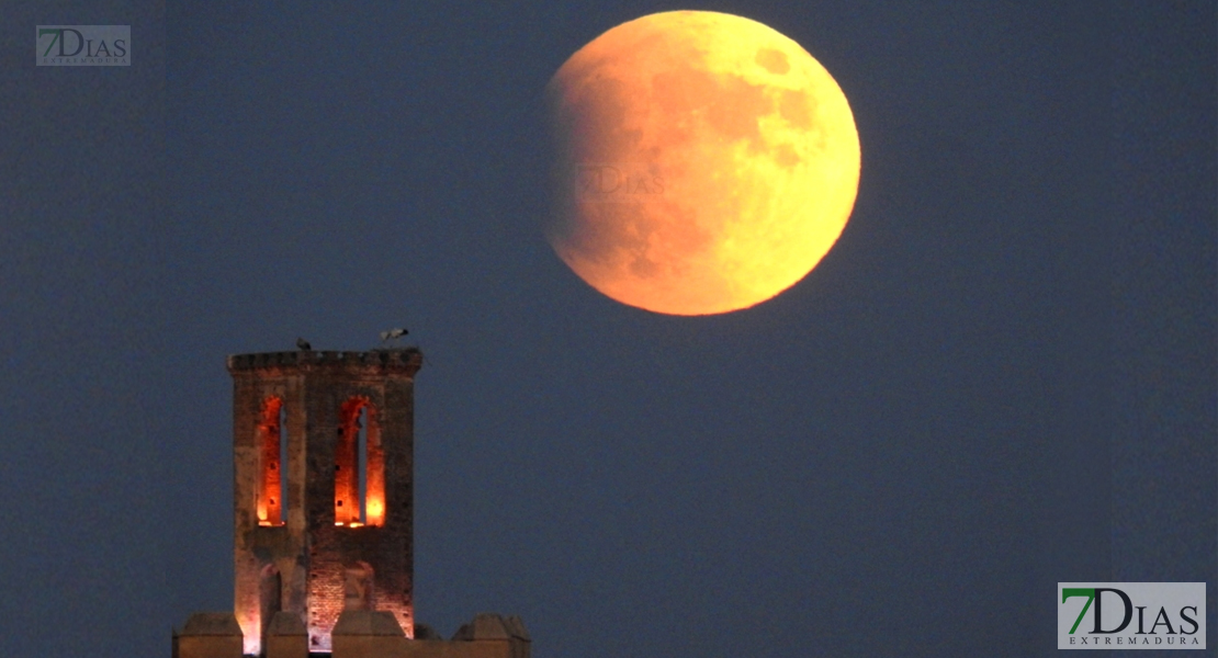 Así se ve el eclipse de Luna en Badajoz