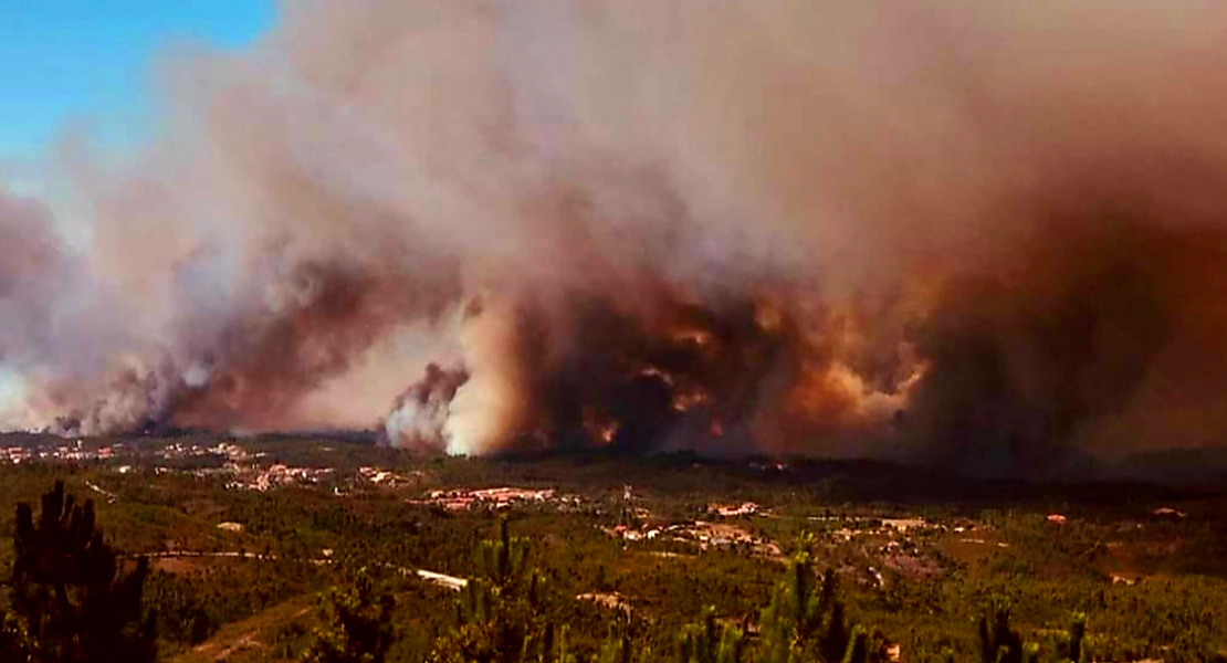 El humo de un grave incendio en Portugal afecta a varias zonas de Extremadura