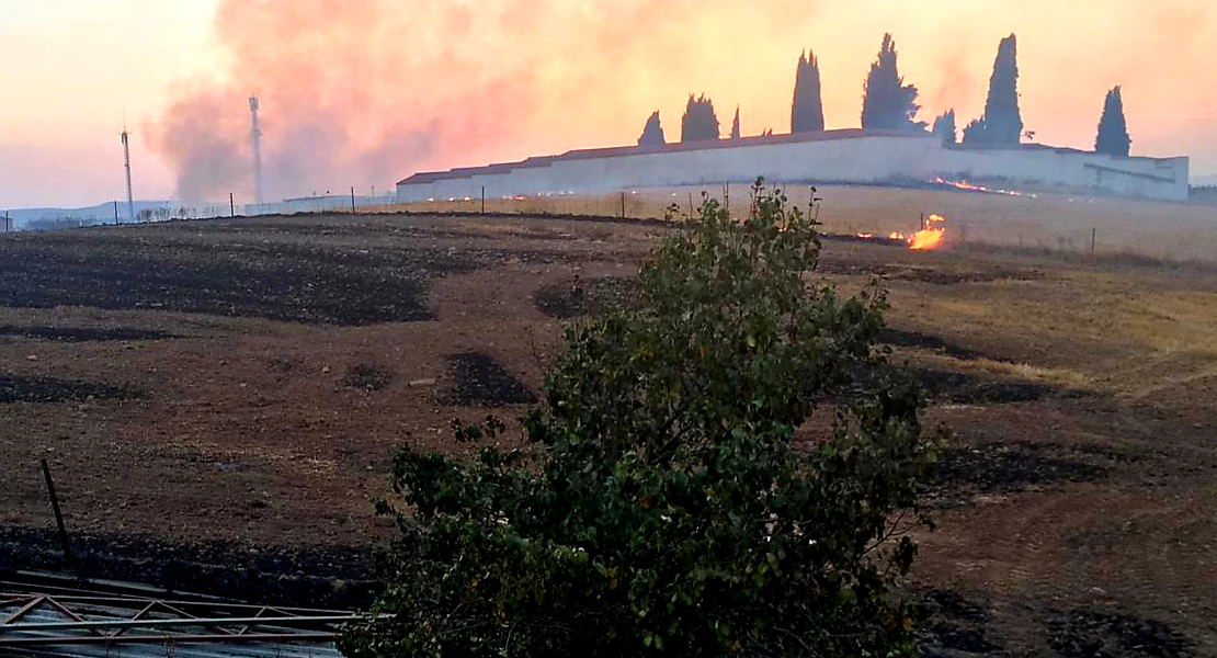 Incendio cercano al cementerio de Puebla de Sancho Pérez