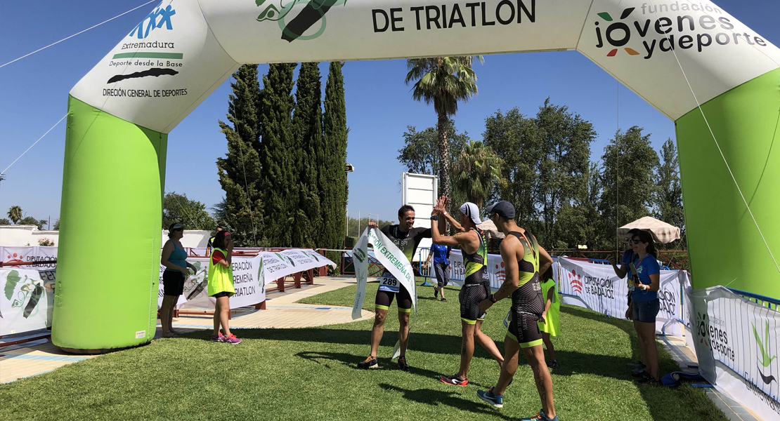 El único triatlón por relevos de Extremadura triunfa en Villafranca de los Barros