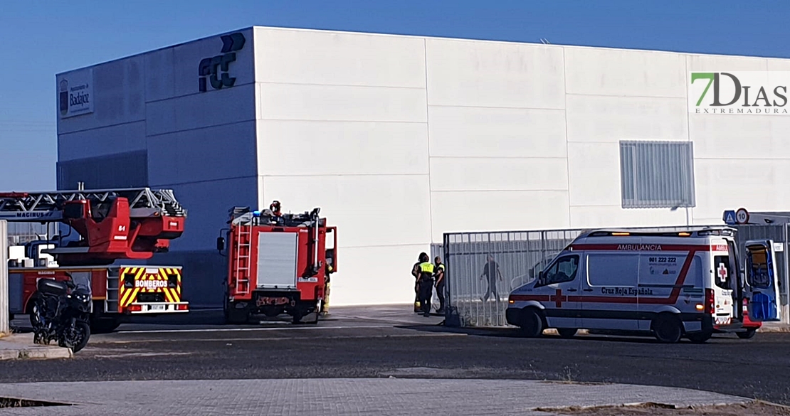 Un trabajador intoxicado en el incendio de una nave de FCC (Badajoz)