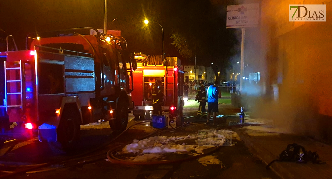 Imágenes del grave incendio que calcinó una tienda de muebles en Mérida