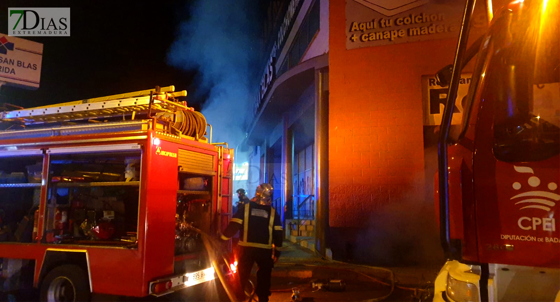 Imágenes del grave incendio que calcinó una tienda de muebles en Mérida