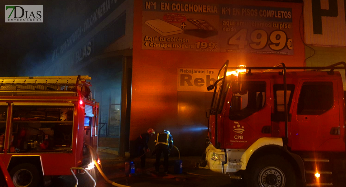 Imágenes del grave incendio que calcinó una tienda de muebles en Mérida