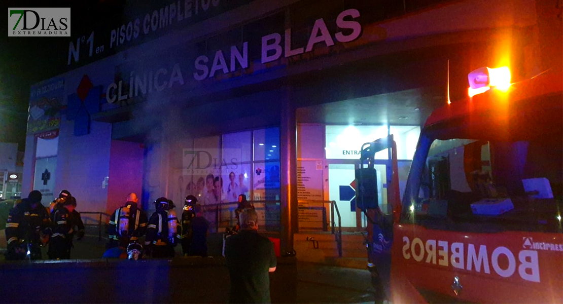 Imágenes del grave incendio que calcinó una tienda de muebles en Mérida