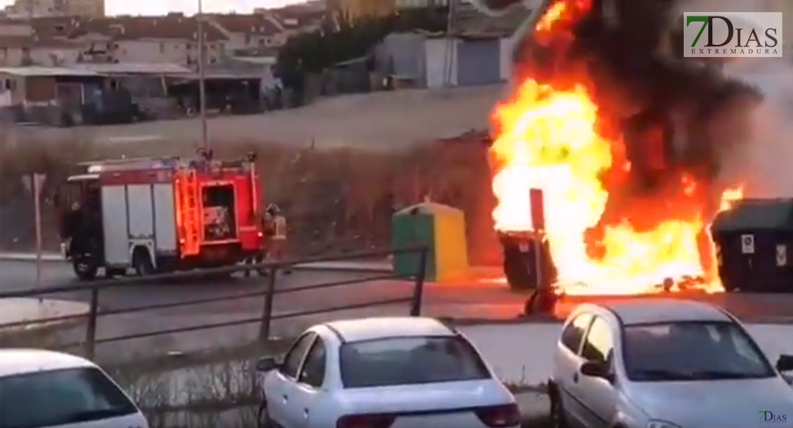 Así fue la intervención de los bomberos en una nueva quema de contenedores en Badajoz