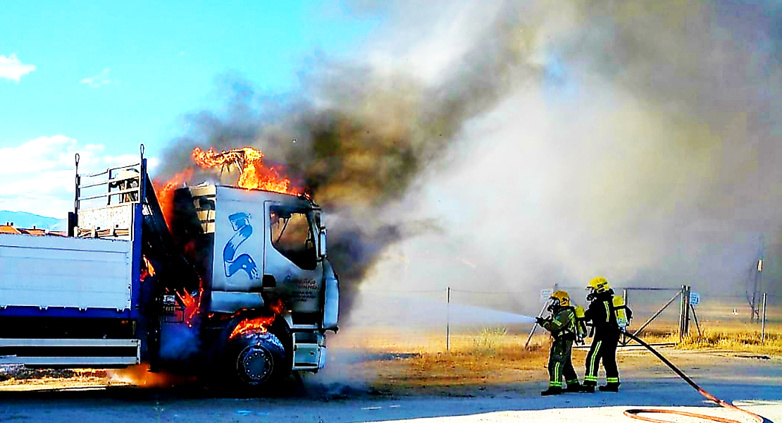 Un incendio acaba calcinando un tráiler en la localidad cacereña de Talayuela