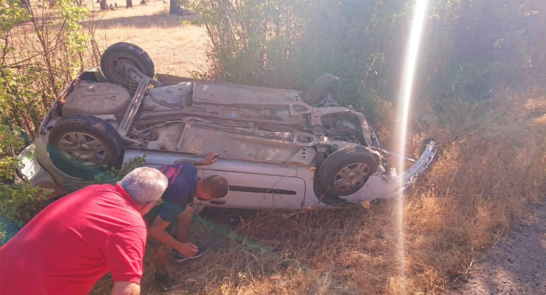 Una mujer herida tras una salida de vía en la EX-201