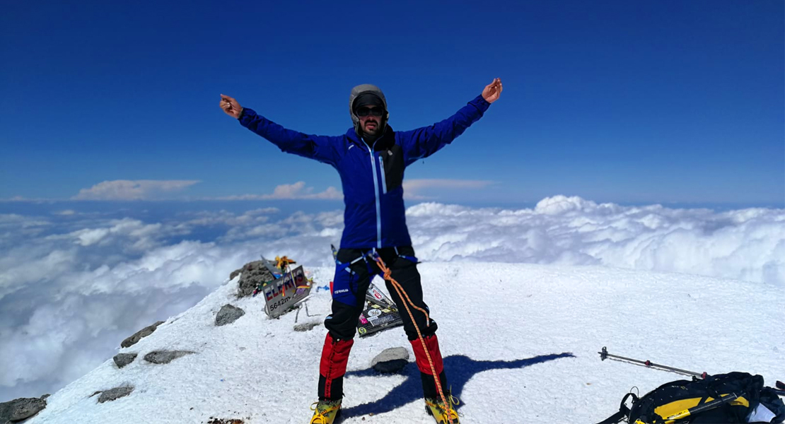 El extremeño sordociego Javier García alcanza la cima de la montaña más alta de Europa