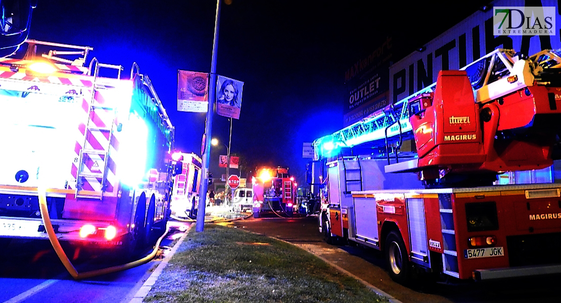 Imágenes del grave incendio que calcinó una tienda de muebles en Mérida