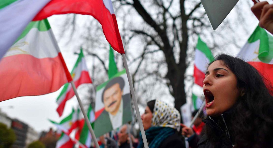 Condenan a 55 años de cárcel a tres mujeres iraníes por quitarse el velo y repartir flores