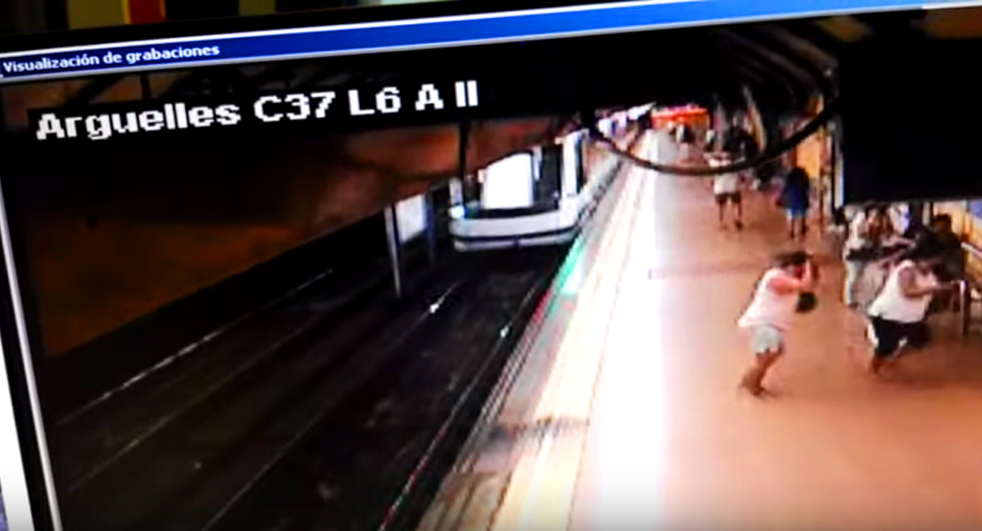 Tira a un hombre a las vías del Metro de Madrid justo cuando pasaba el tren